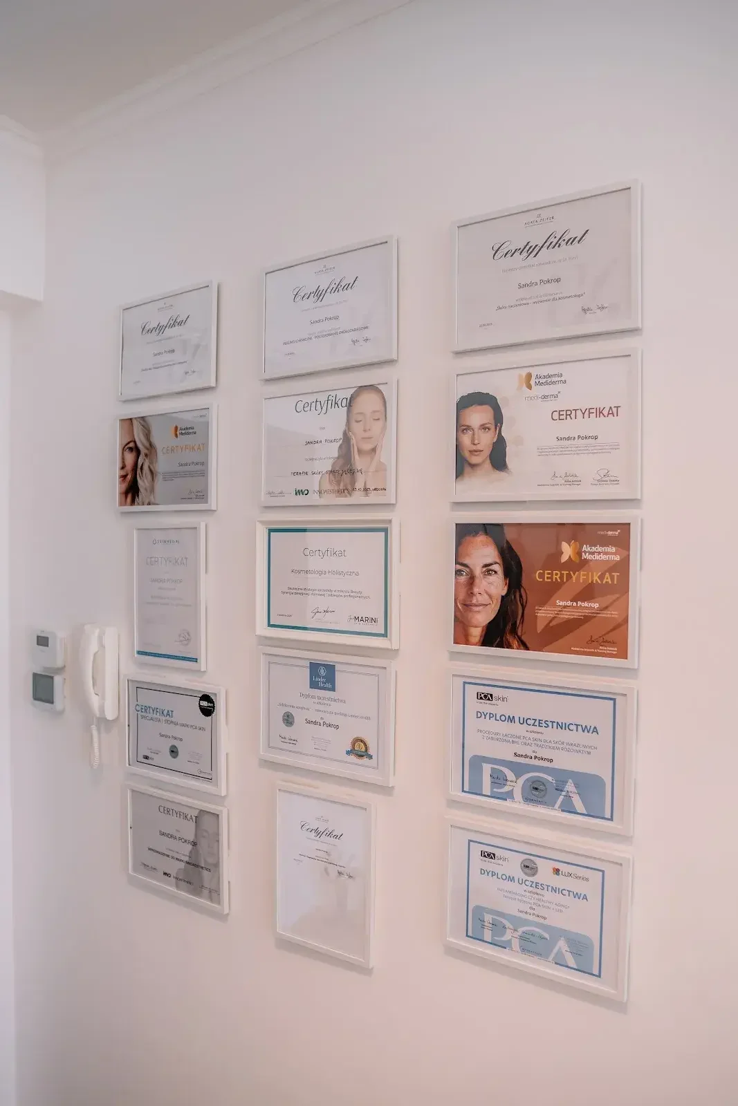 Drewniana półka w złotej ramie z linią produktów pielęgnacyjnych w gabinecie